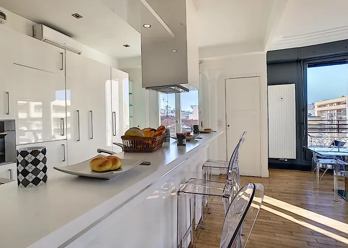 Nestor&jeeves - Les Aigles - Very Close Sea - Floor - Luxurious